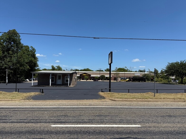 More Photos Of 407 N Main St, Lindale Land For Lease
