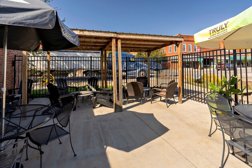 More Photos Of 101 W Monroe St, Carbondale General Retail For Sale