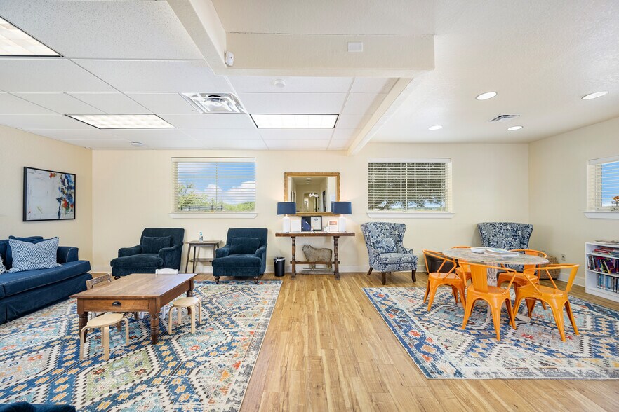 More Photos Of 140 Paloma Dr, Floresville Office For Sale