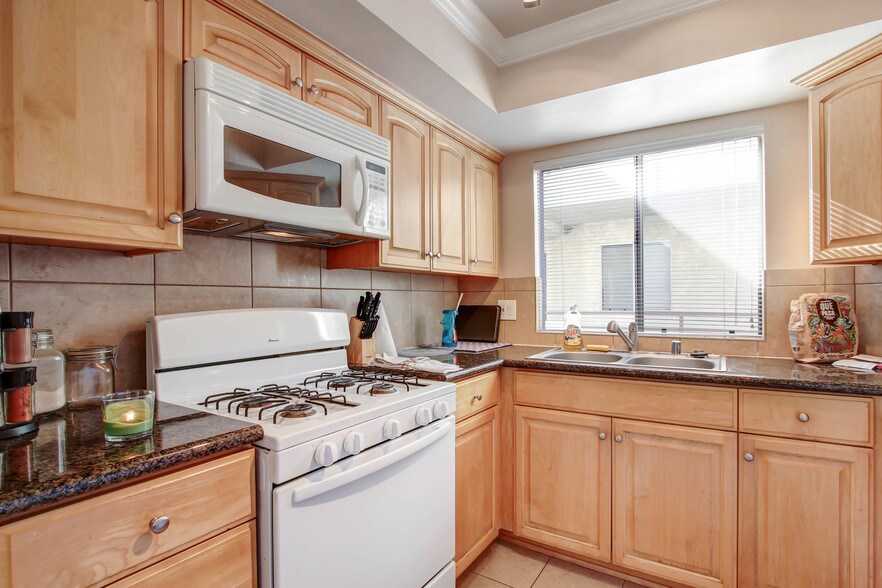 More Photos Of 2001-2005 Grismer Ave, Burbank Apartments For Sale