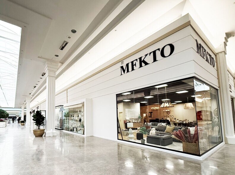 More Photos Of 2225 Erin Mills Pky, Mississauga Storefront For Lease