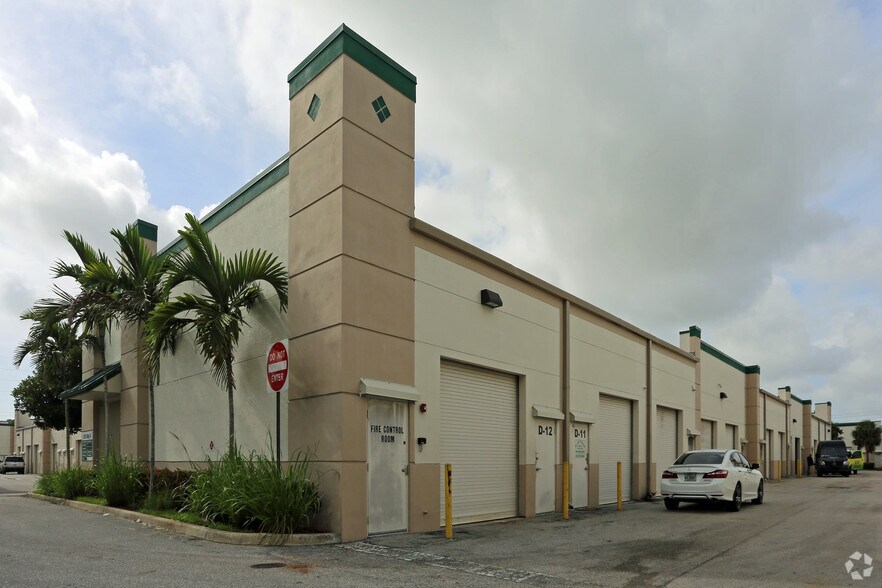More Photos Of 925 S Military Trl, West Palm Beach Showroom For Lease