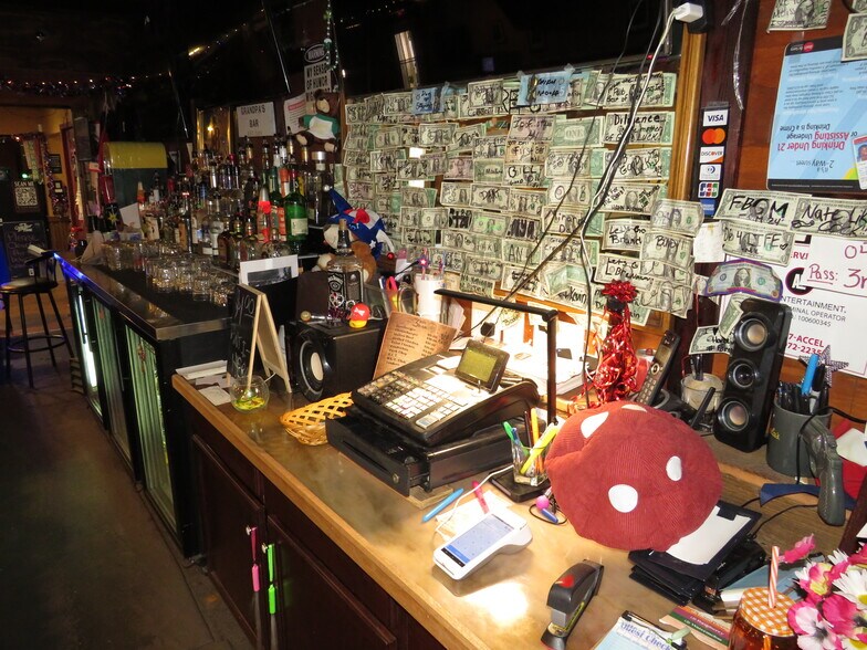 More Photos Of 316 N Main St, Seneca Bar For Sale