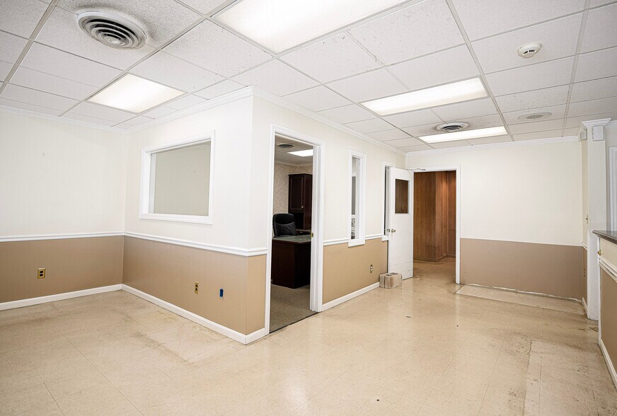 More Photos Of 6412-6418 Frankford Ave, Baltimore Warehouse For Lease