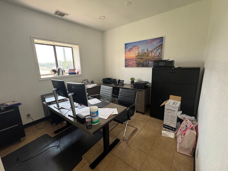 More Photos Of 17380 Groeschke Rd, Houston Warehouse For Sale