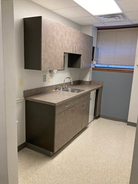More Photos Of 1431 S Bluffview St, Wichita Medical For Lease