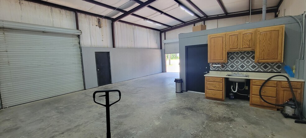 More Photos Of 340 Mechanic St, Tomball Light Distribution For Lease