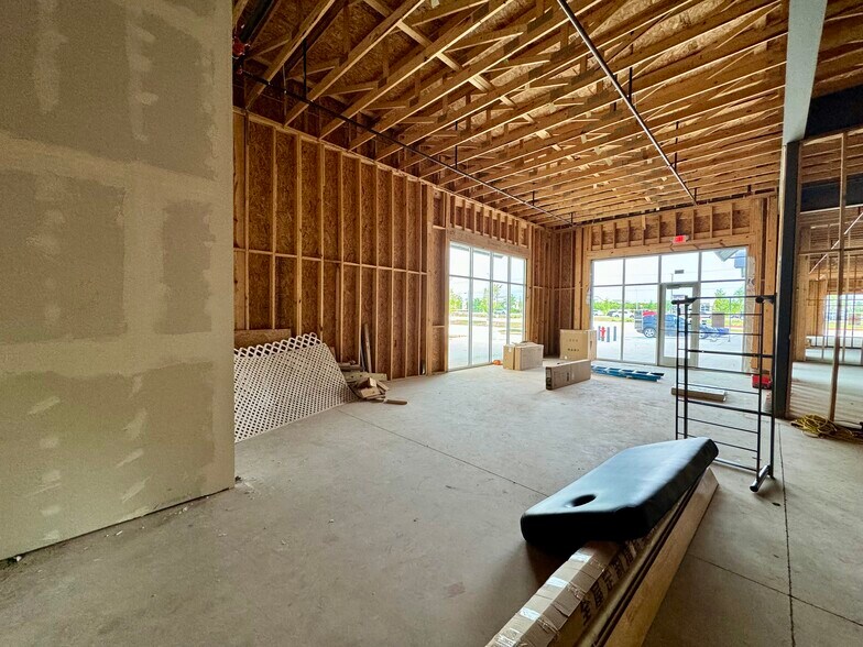 More Photos Of 821 W New Hope Dr, Cedar Park General Retail For Sale