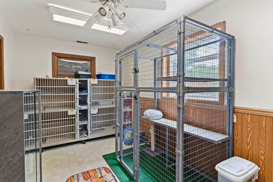 More Photos Of 4403 S Roberts Rd, Island Lake Veterinarian Kennel For Sale