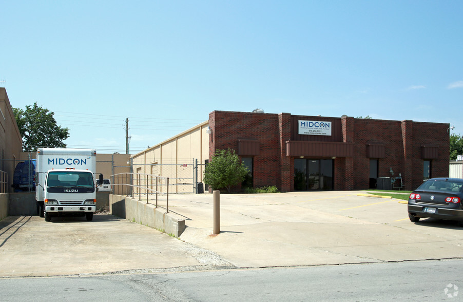 Primary Photo Of 1805 W Detroit St, Broken Arrow Service For Lease