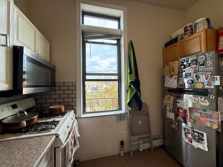 More Photos Of 811 30th St, Union City Storefront Retail Residential For Sale