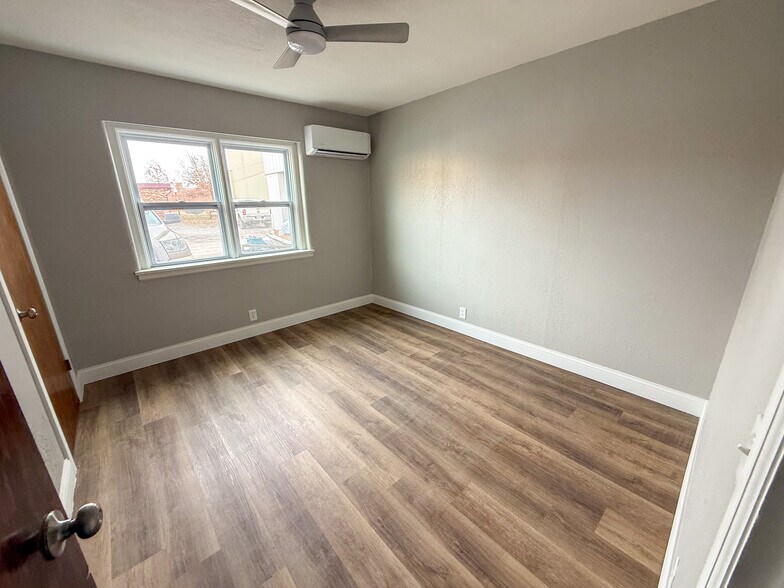 More Photos Of 11 N Walnut St, Iola Apartments For Sale