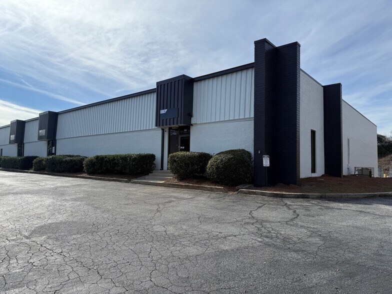 More Photos Of 1870-1908 Forge St, Tucker Distribution For Lease