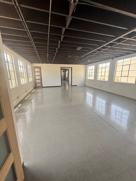 More Photos Of 8110 Commercial St, La Mesa Service For Lease