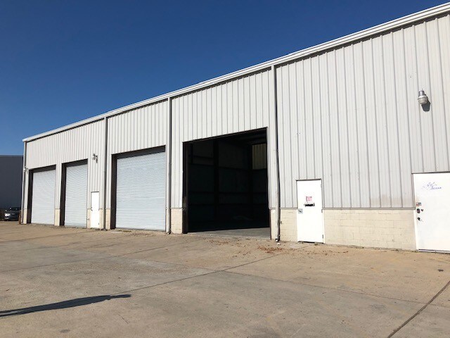 More Photos Of 2501 Karbach St, Houston Warehouse For Lease