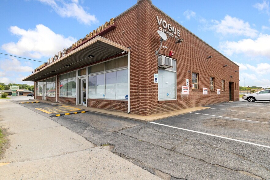 More Photos Of 506 N Main St, Emporia General Retail For Sale