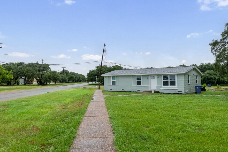 More Photos Of 1300 N Live Oak St, Rockport Multifamily For Sale