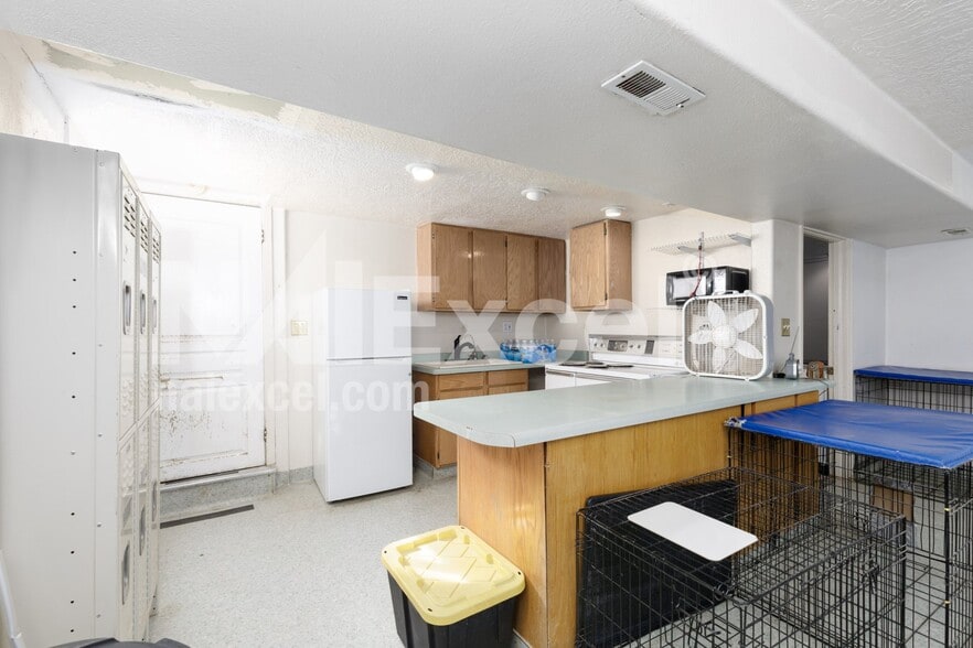 More Photos Of 1545 W State St, Hurricane Veterinarian Kennel For Sale