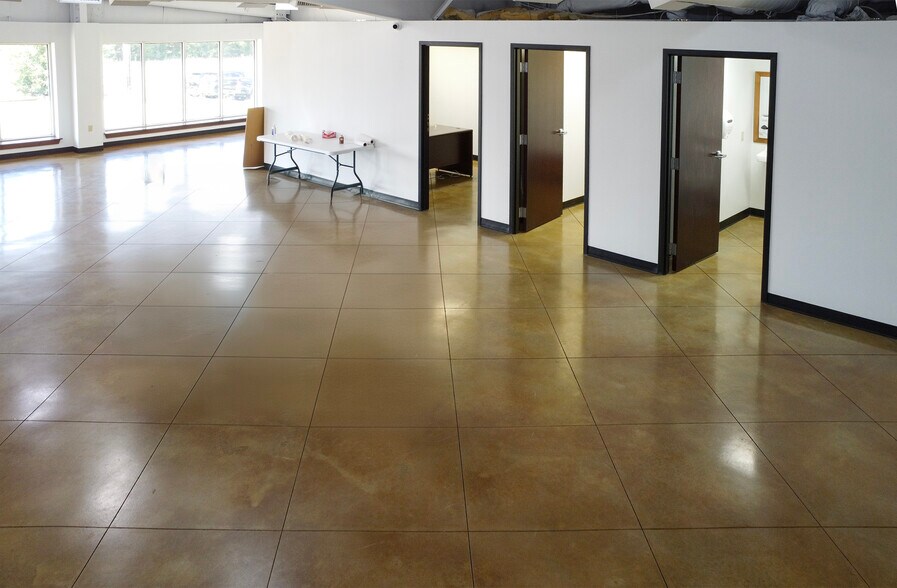 More Photos Of 4285 Hwy 31 W, Tyler Showroom For Lease