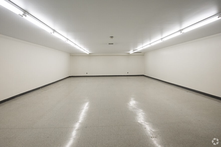 More Photos Of 1400 Youngs Ave, Southold Unknown For Lease