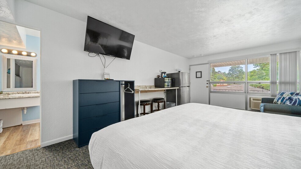 More Photos Of 1010 E Front St, Traverse City Hotel For Sale