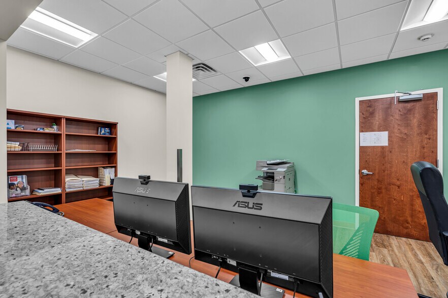 More Photos Of 500 Park Ave, Manalapan Township Medical For Lease