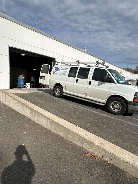 More Photos Of 6 Britton Dr, Bloomfield Warehouse For Lease