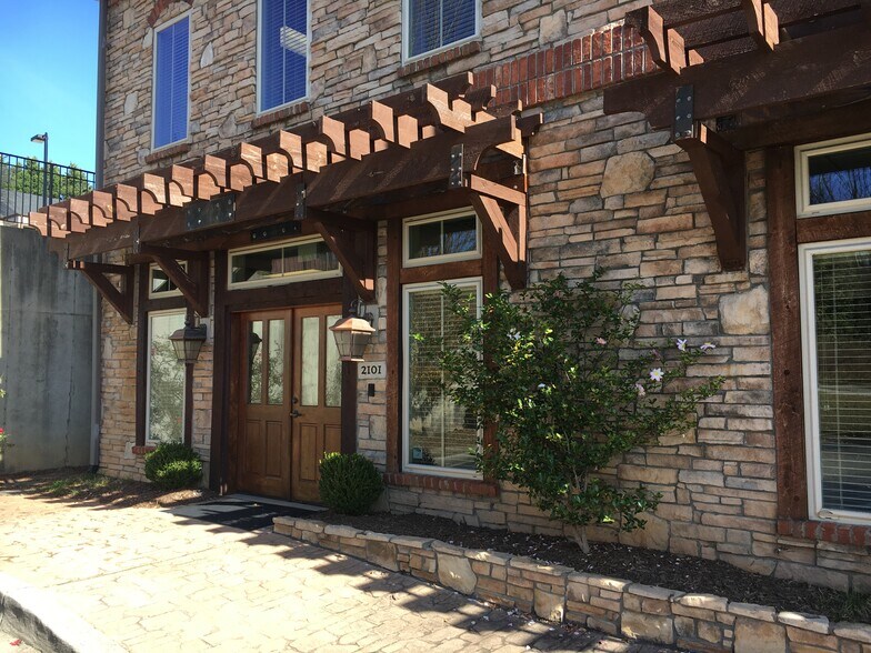 More Photos Of 68 Pointe Cir, Greenville Office For Lease