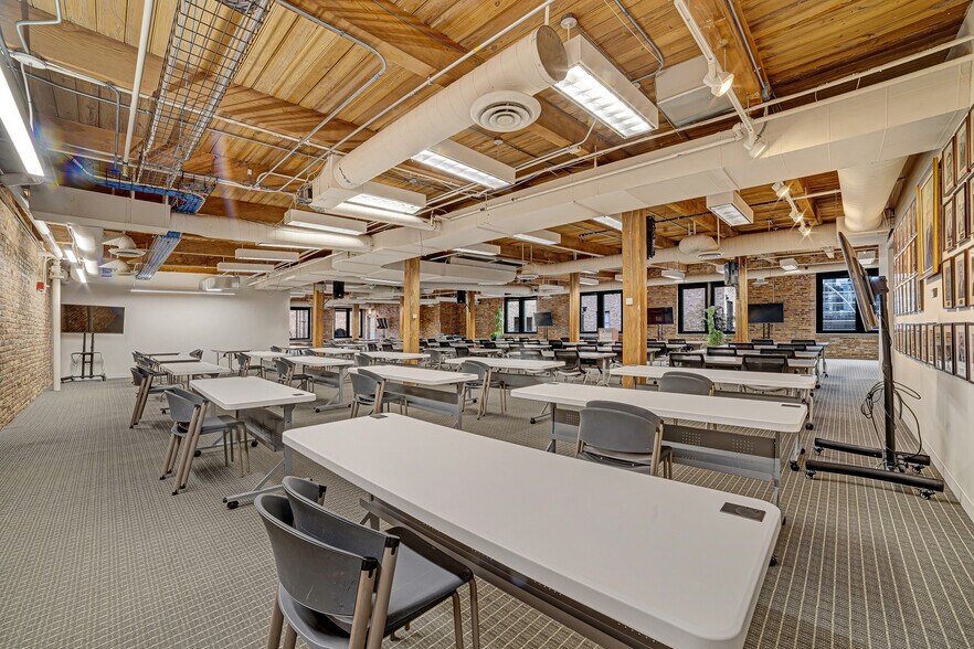 More Photos Of 560-566 W Lake St, Chicago Loft Creative Space For Lease