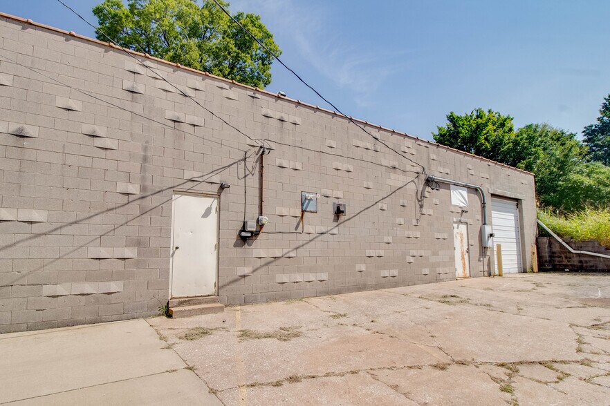More Photos Of 319-321 Ridge St, Alton Showroom For Sale