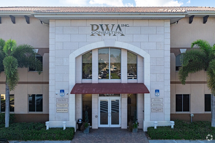 More Photos Of 6610 Willow Park Dr, Naples Medical For Lease
