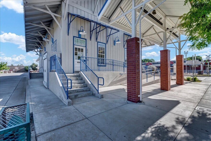 More Photos Of 504 W 7th St, Hanford Freestanding For Sale