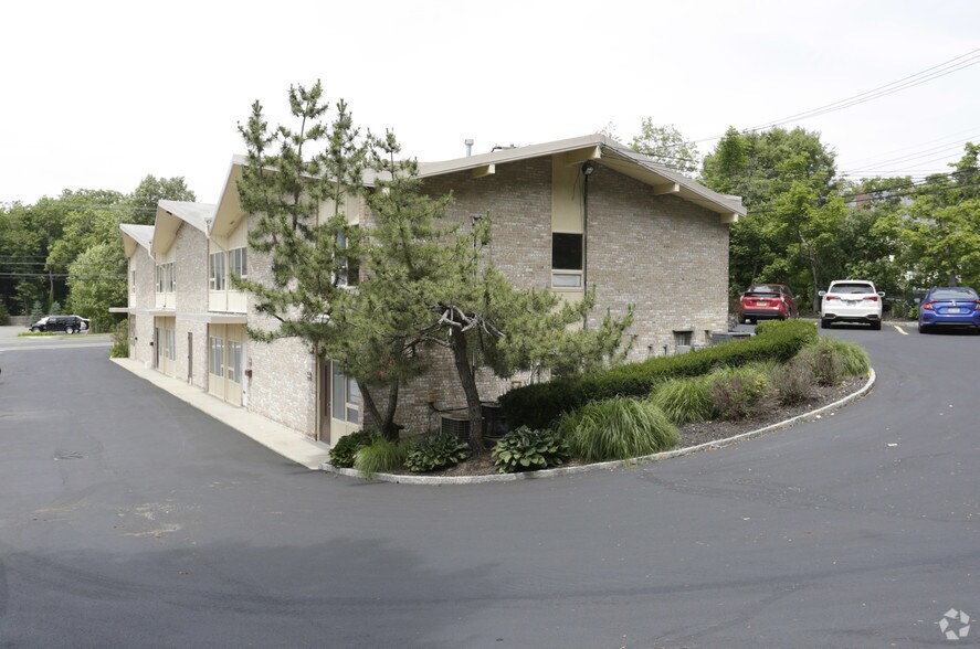 More Photos Of 158 E Main St, Huntington Medical For Lease