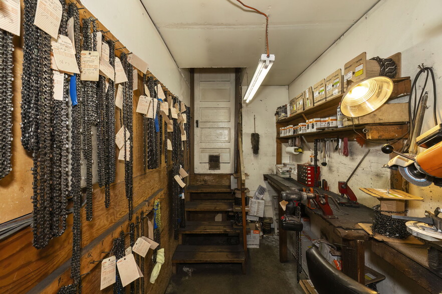 More Photos Of 901 Bay St, Port Orchard Storefront For Sale