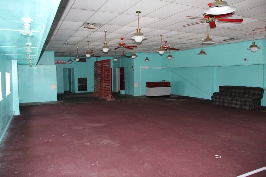 More Photos Of 1100 Main St, East Bernard Storefront For Lease