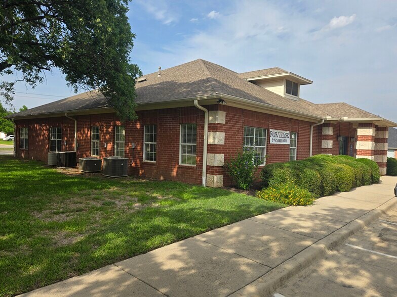More Photos Of 9289 Huntington Sq, North Richland Hills Office For Lease