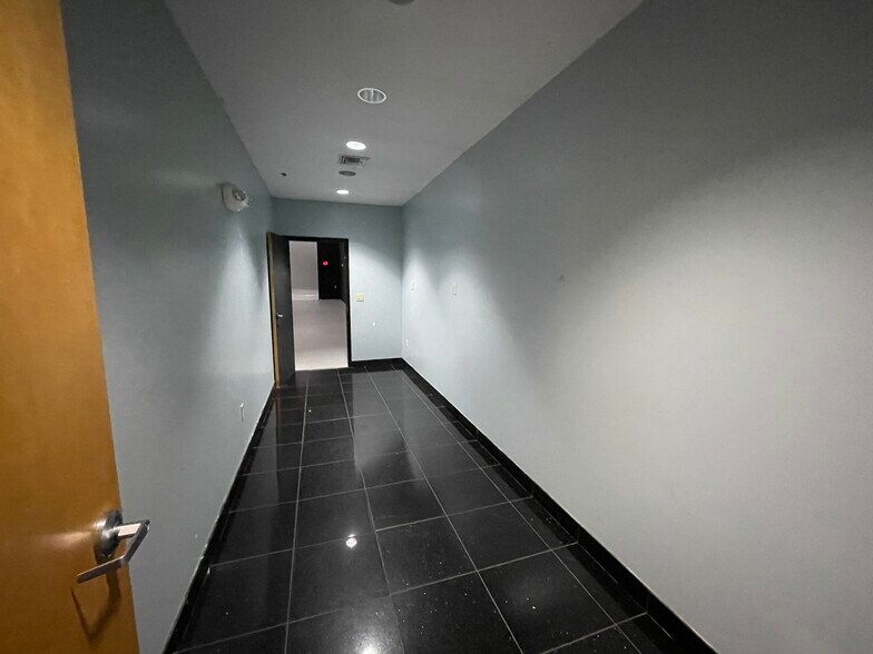 More Photos Of 1700 35th St, Orlando Warehouse For Lease