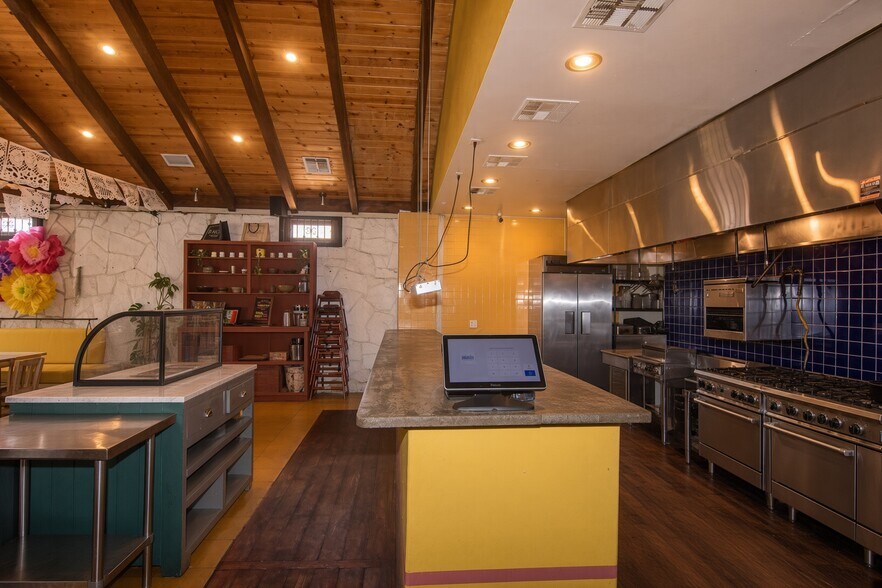 More Photos Of 2038 S Lamar Blvd, Austin Freestanding For Lease