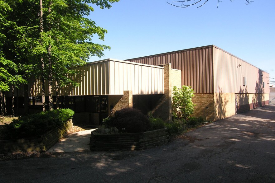 Primary Photo Of 23035 Commerce Dr, Farmington Hills Warehouse For Lease