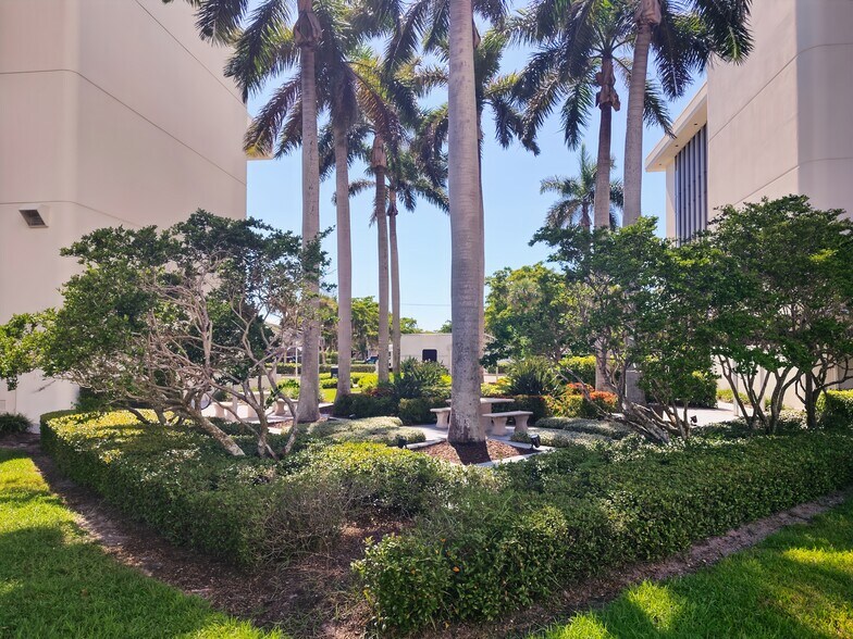 More Photos Of 3003 Tamiami Trl N, Naples Coworking Space