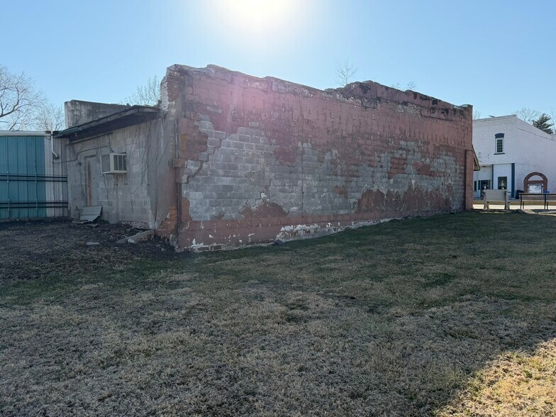 More Photos Of 623 5th St, Peru General Retail For Sale
