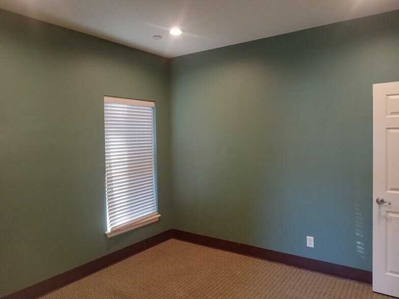 More Photos Of 2702 Calloway Rd, Tyler Office For Lease