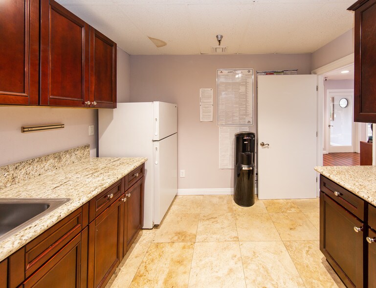 More Photos Of 25550 Hawthorne Blvd, Torrance Medical For Lease