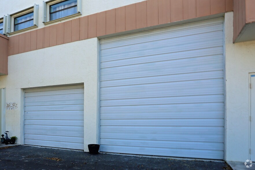 More Photos Of 4331 N Dixie Hwy, Boca Raton Light Distribution For Lease