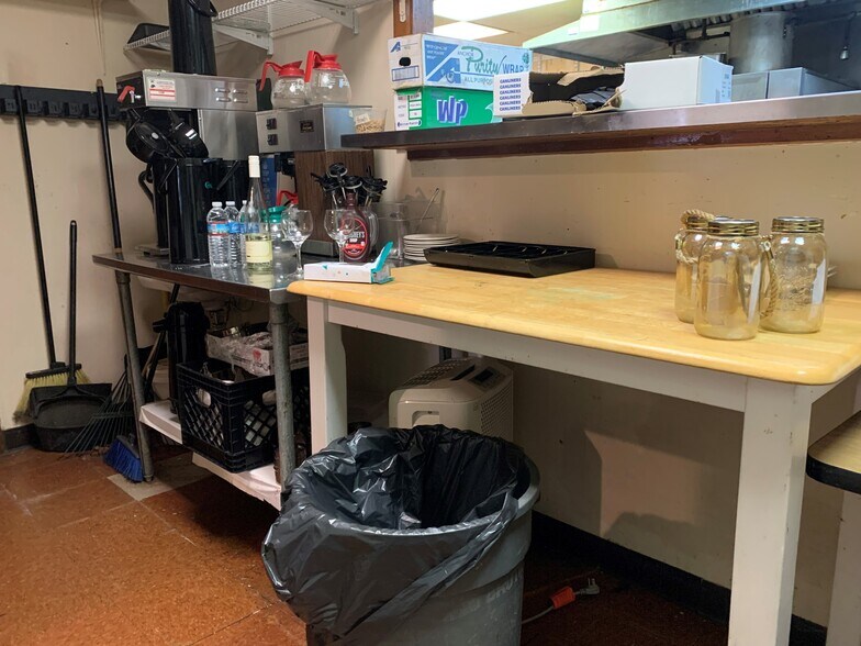 More Photos Of 10 Enfield St, Cincinnati Freestanding For Lease