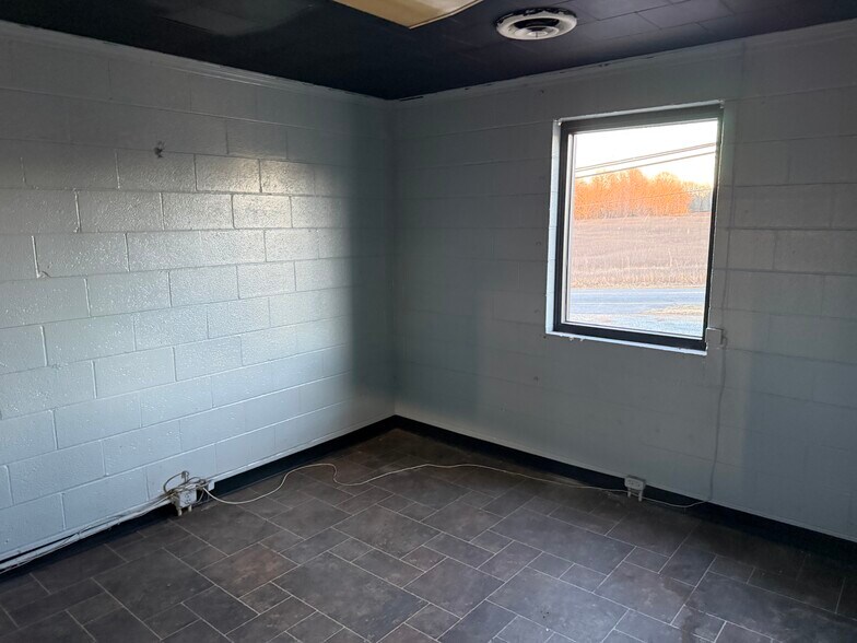 More Photos Of 630 Trindale Rd, Trinity Warehouse For Lease