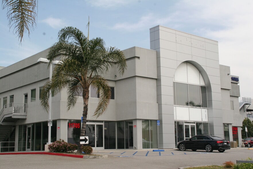 Primary Photo Of 11705 Valley Blvd, El Monte Auto Dealership For Lease