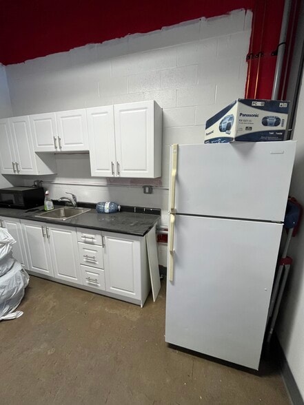 More Photos Of 161 Bartley Dr, Toronto Manufacturing For Lease