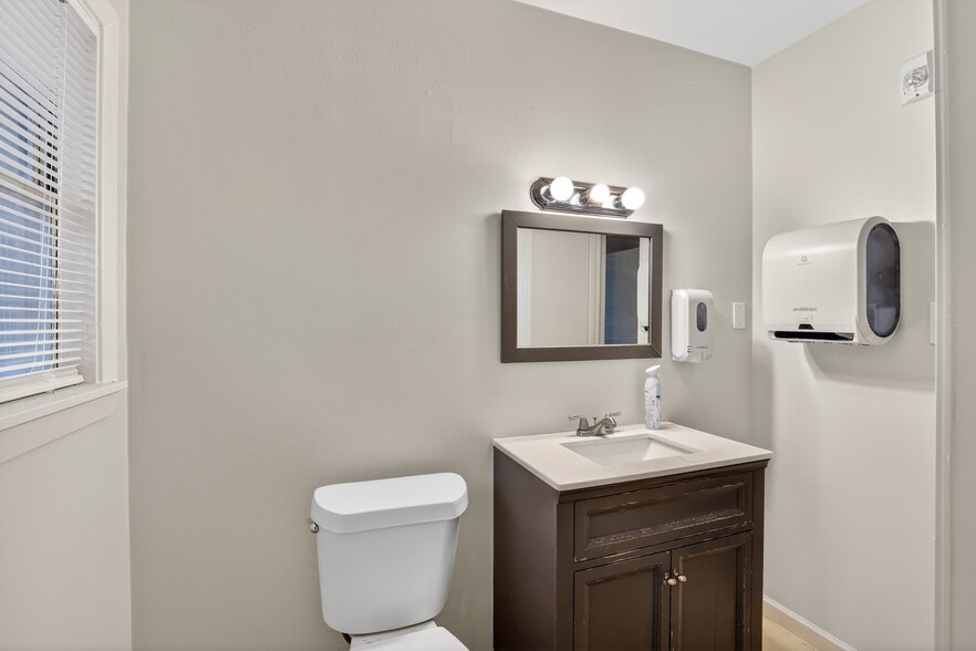 More Photos Of 5109 E 5th St, Katy Storefront Retail Office For Sale