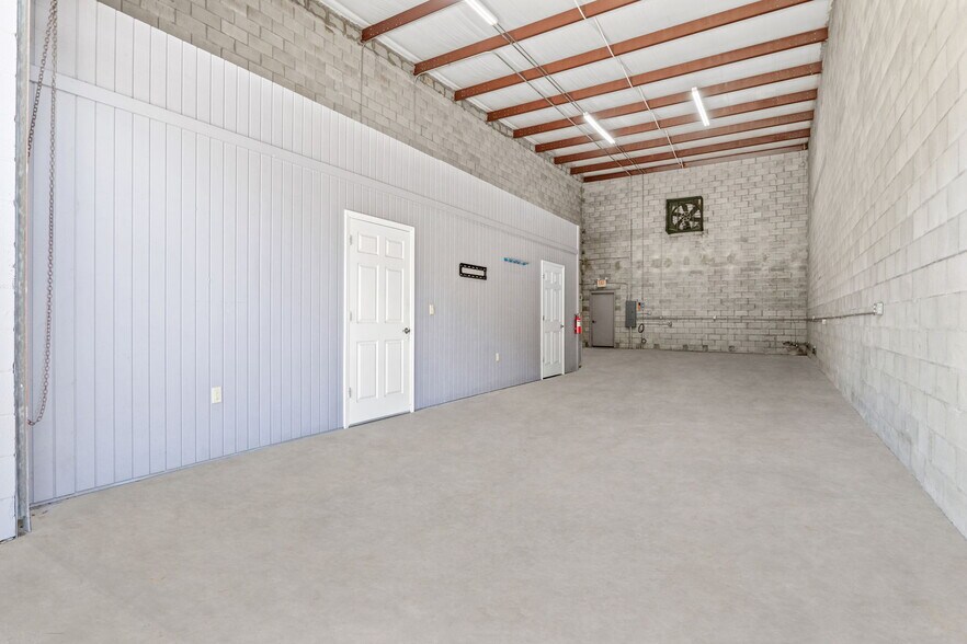 More Photos Of 7949 Atlantic Blvd, Jacksonville Light Distribution For Lease